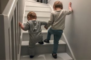 aider-son-frere-dans-les-escaliers