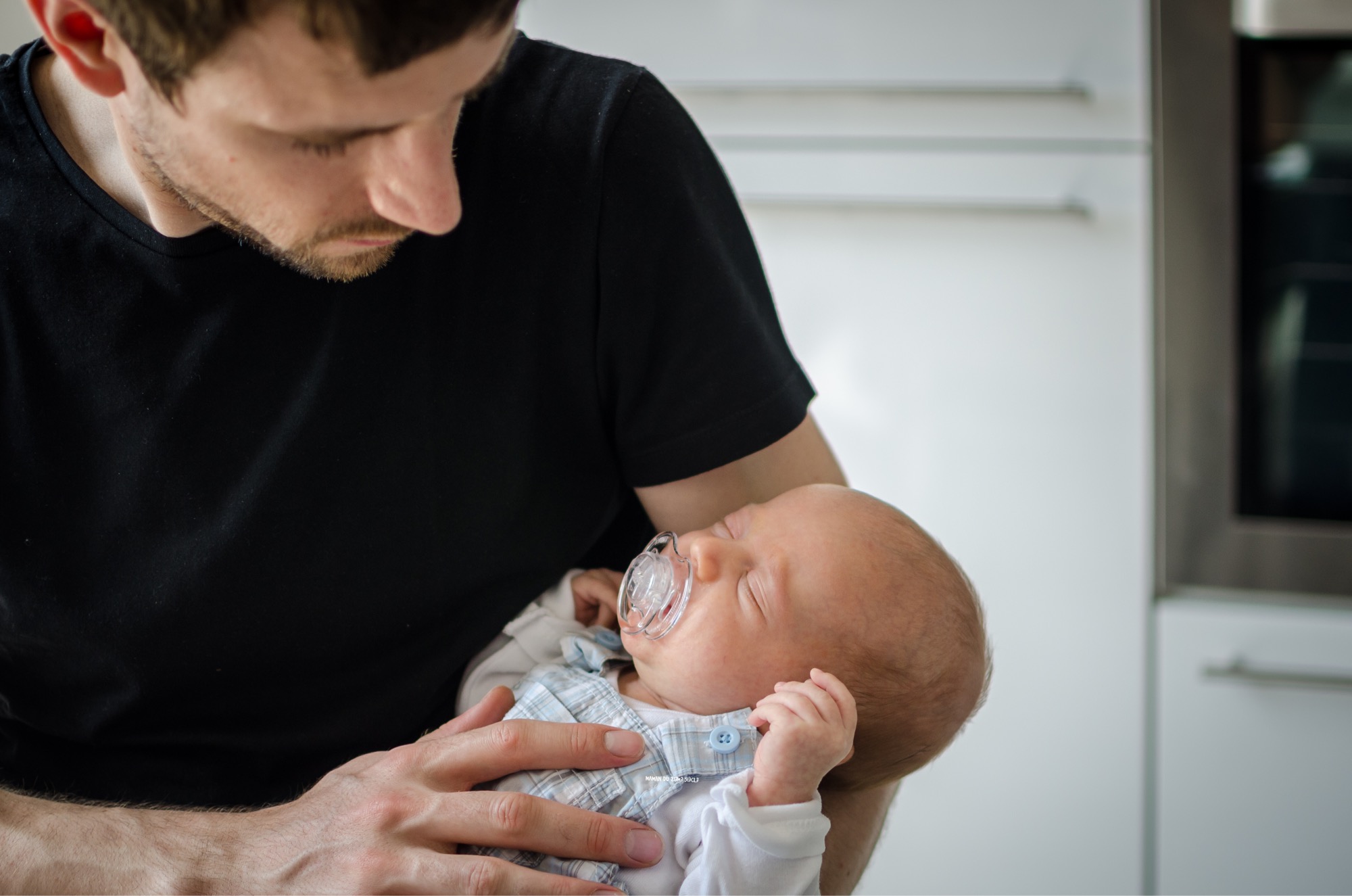 bebe-apaise-avec-papa-et-tetine